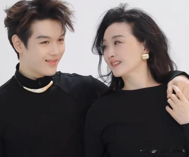 2026年2月9日，凭借古装剧《雁回时》热度再次大涨的王艳携儿子球球合体拍摄，这