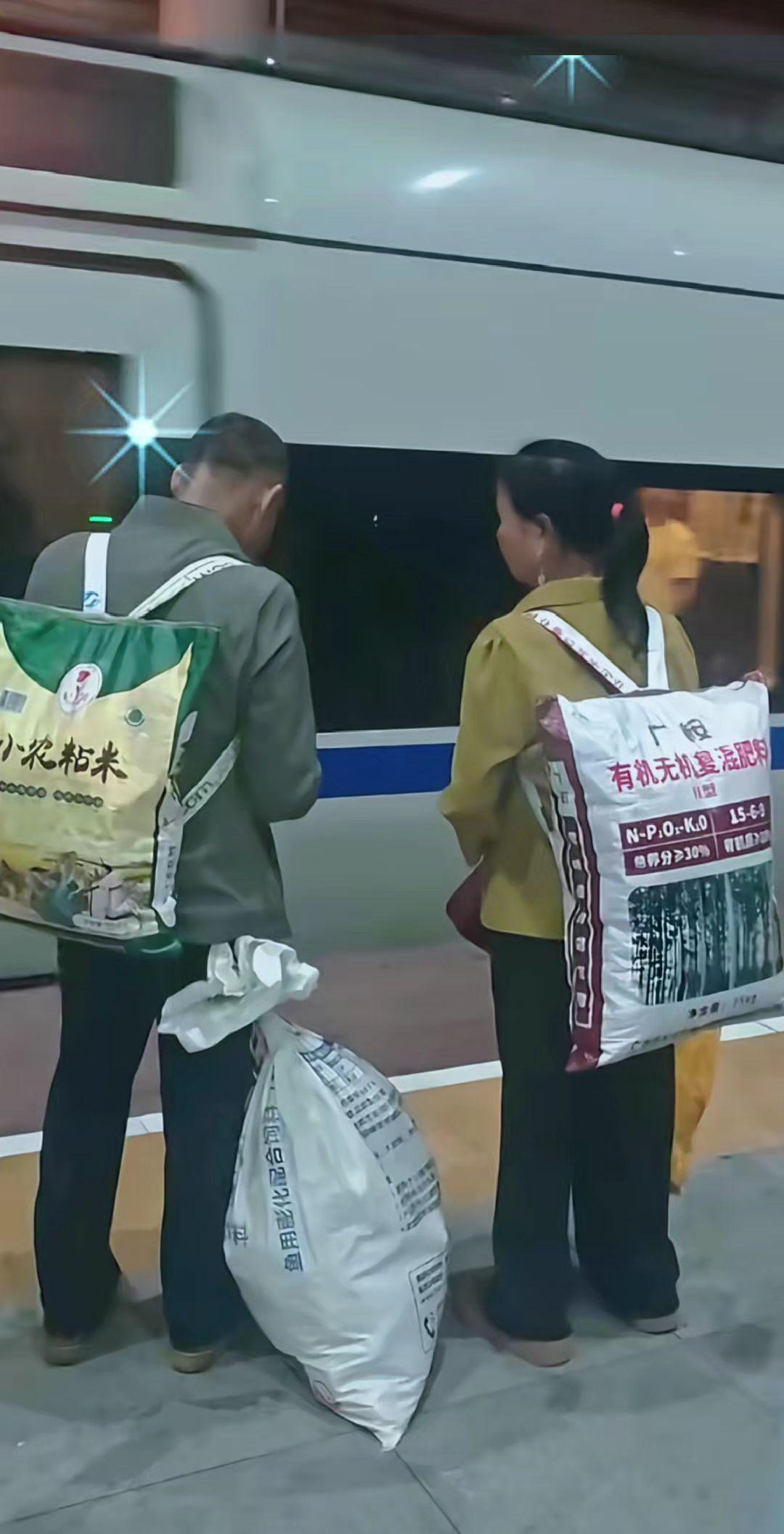 平凡普通的袋子，经过他们的心灵手巧，编织成朴素农村人的行囊，去向他们托举成功的下