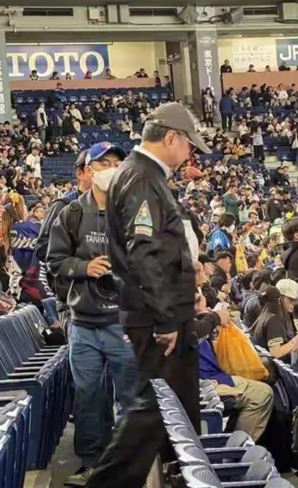 假如是国民党执政，然后国民党行政机构的负责人包专机去日本看棒球赛，那结果会怎么样