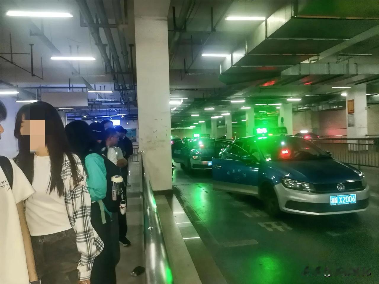 怀化南站做为一个枢纽大站，上下旅客较多，但出租车乘车处只有一个上下车道，客流量大
