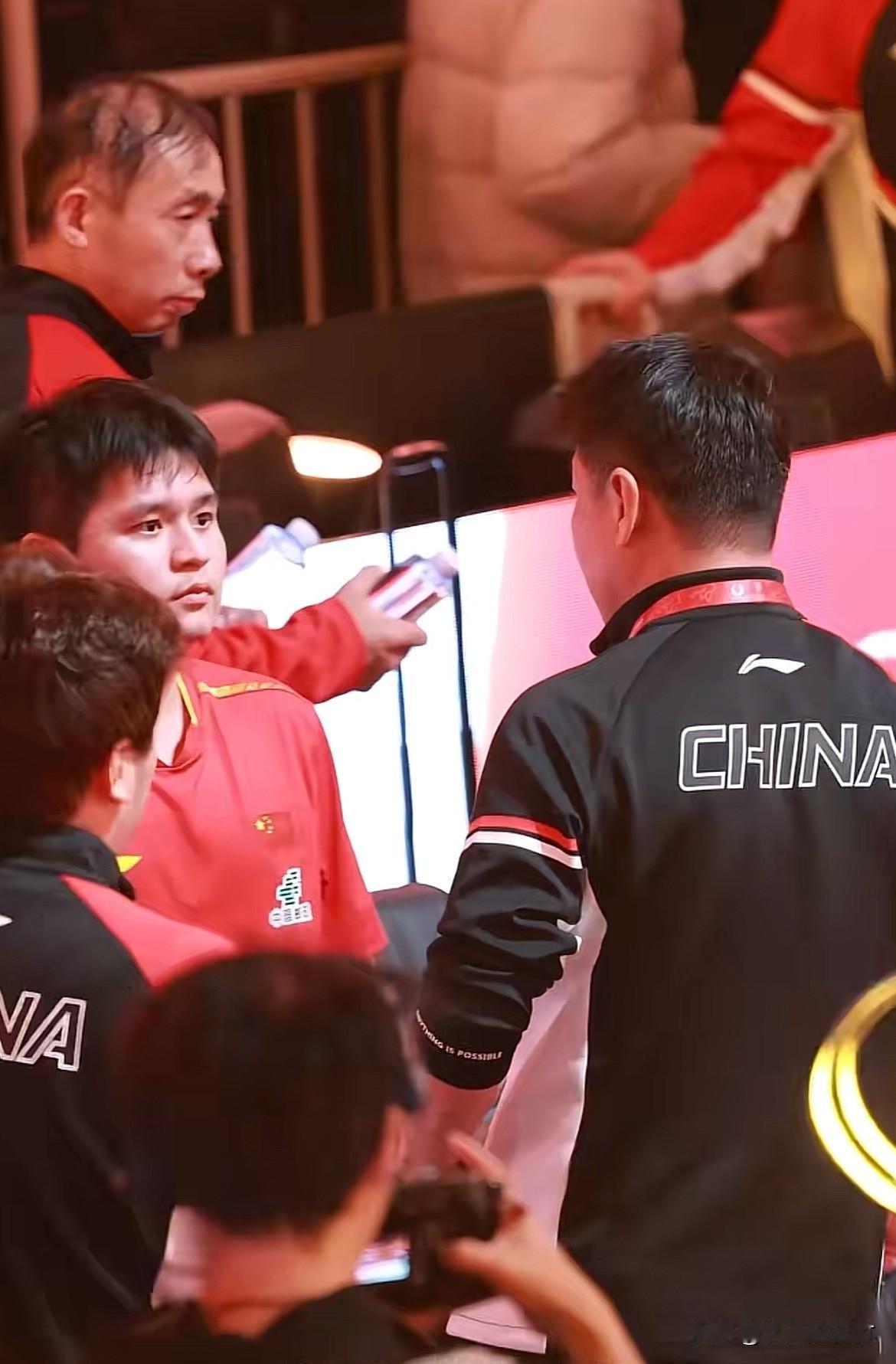 王皓赛后马上和林诗栋复盘
中国队8:1日本队后大家都忙着庆祝。王皓却找到林诗栋。