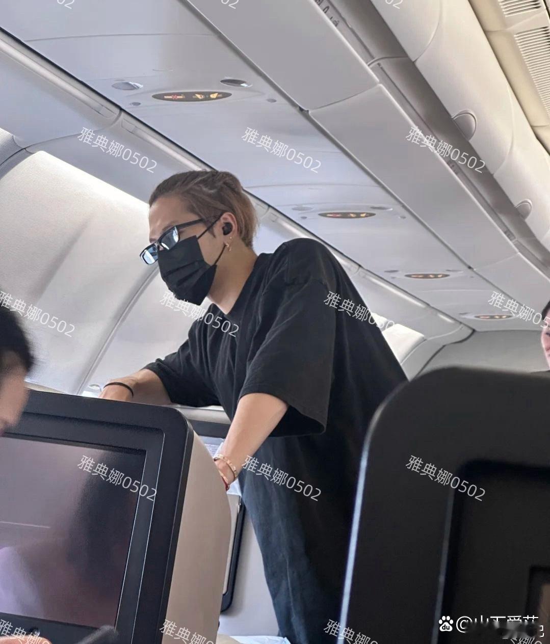 飞机上遇到王嘉尔，本人个子不高，打扮时尚人也很随和很绅士。 ​​​