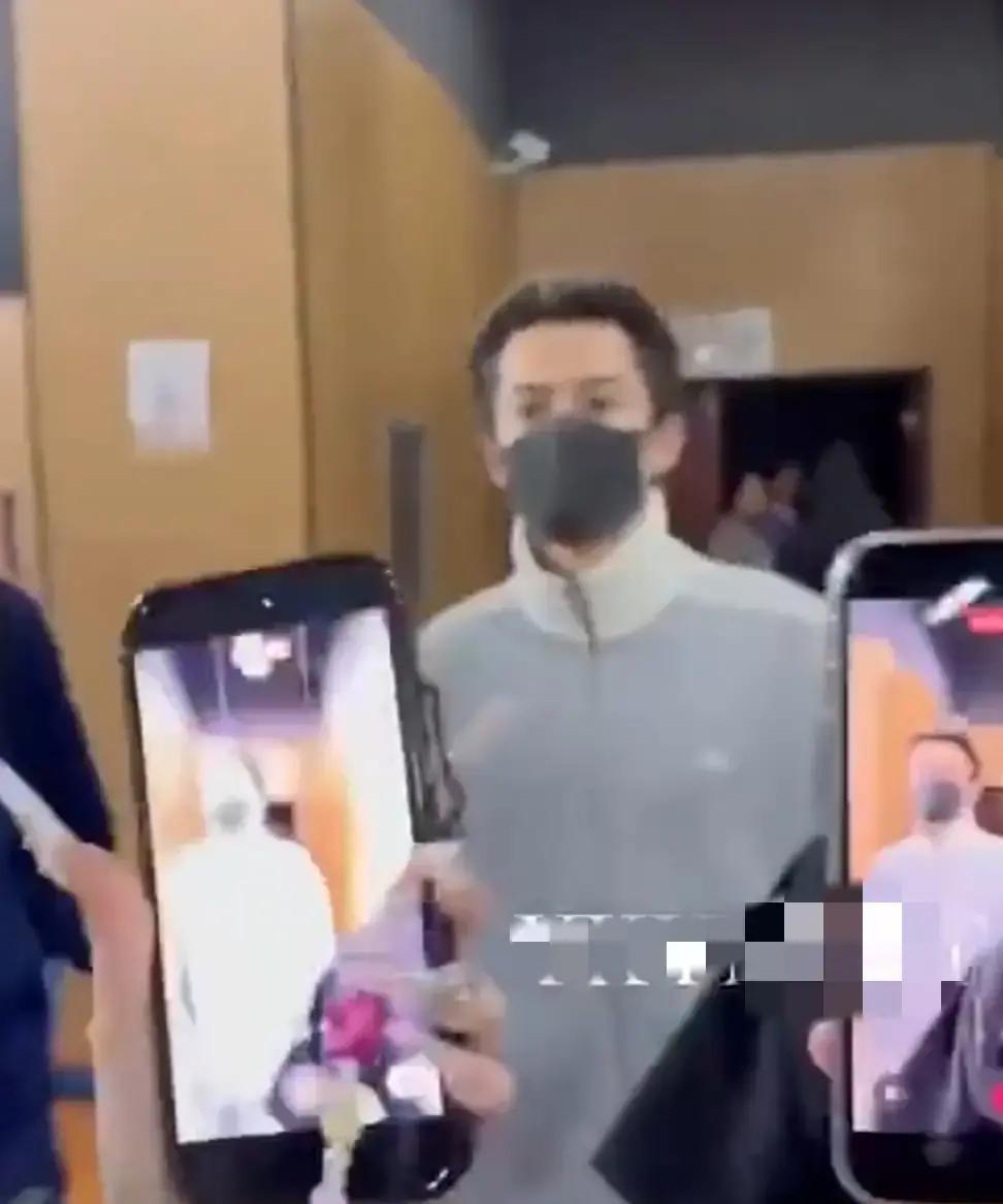 王鹤棣打落私生手机引热议：到底是脾气太冲，还是边界感觉醒？
4月6号晚，王鹤棣结