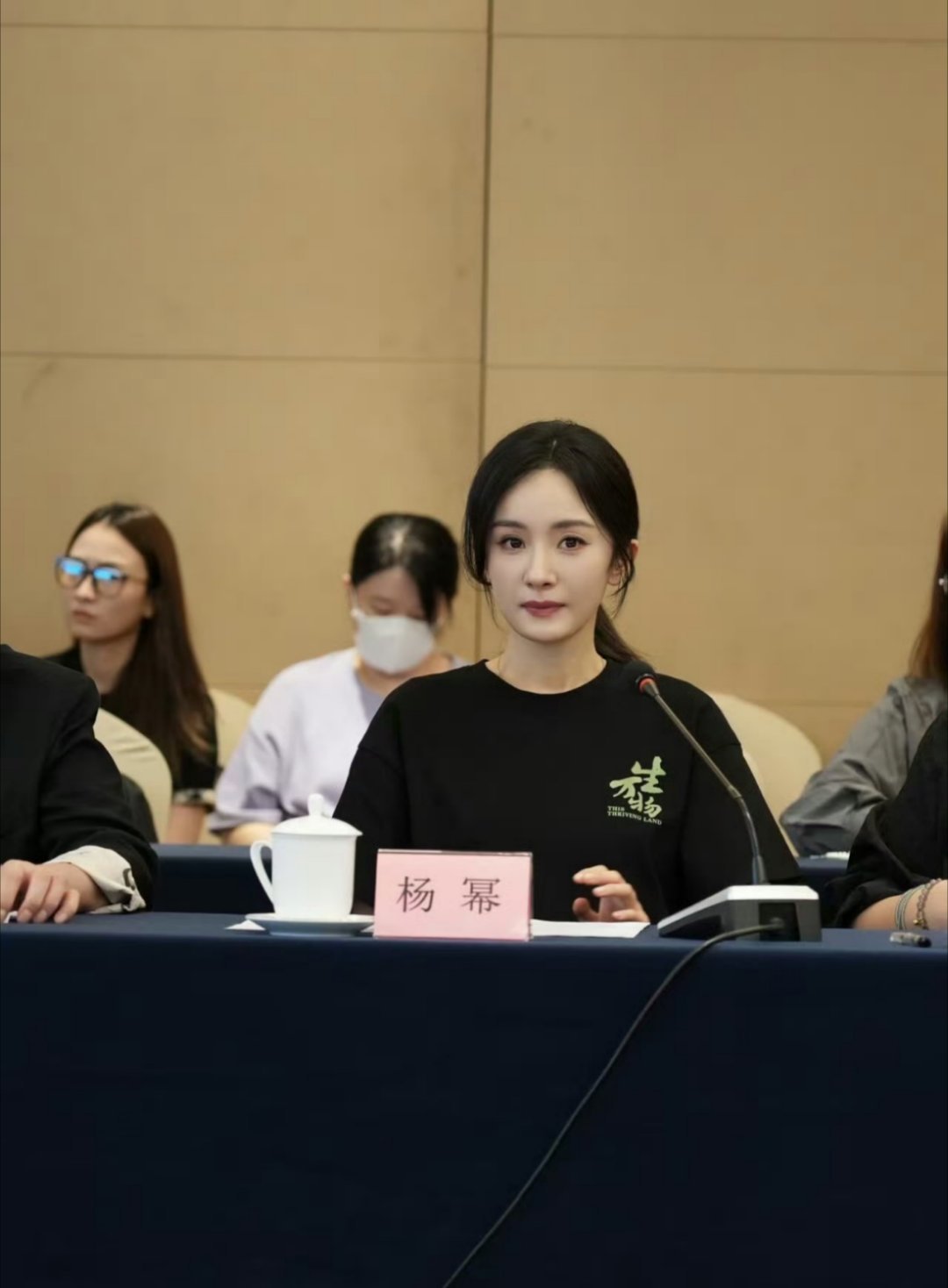 杨幂现身生万物研讨会，根正苗红的演员杨幂，宁绣绣不服输的品质太有感染力了[泪] 
