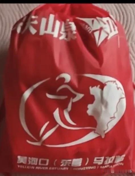 黄河口（东营）马拉松完赛包，很沉，很丰富！

1.完赛奖牌，全马金色，半马银色。