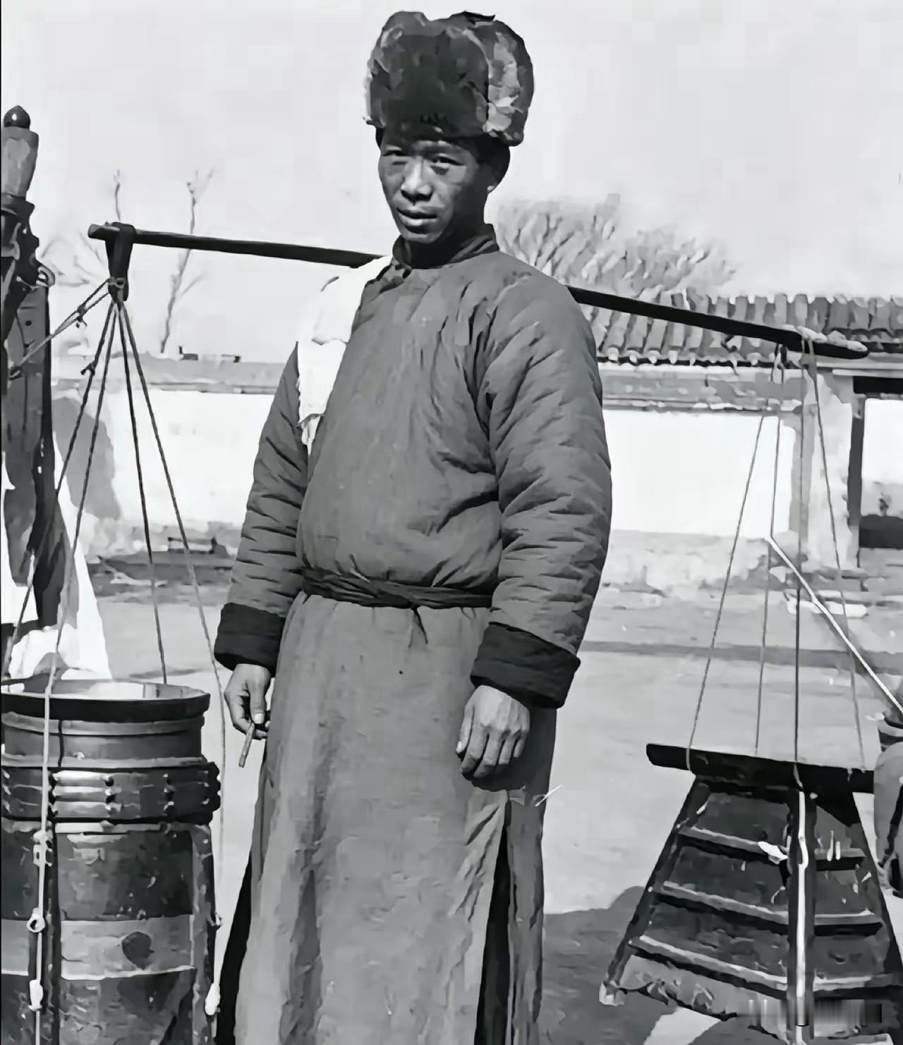 1937年大连，日军正鞠躬庆祝南京沦陷，桌下突然蹿出一名中国学徒，一斧劈死军官