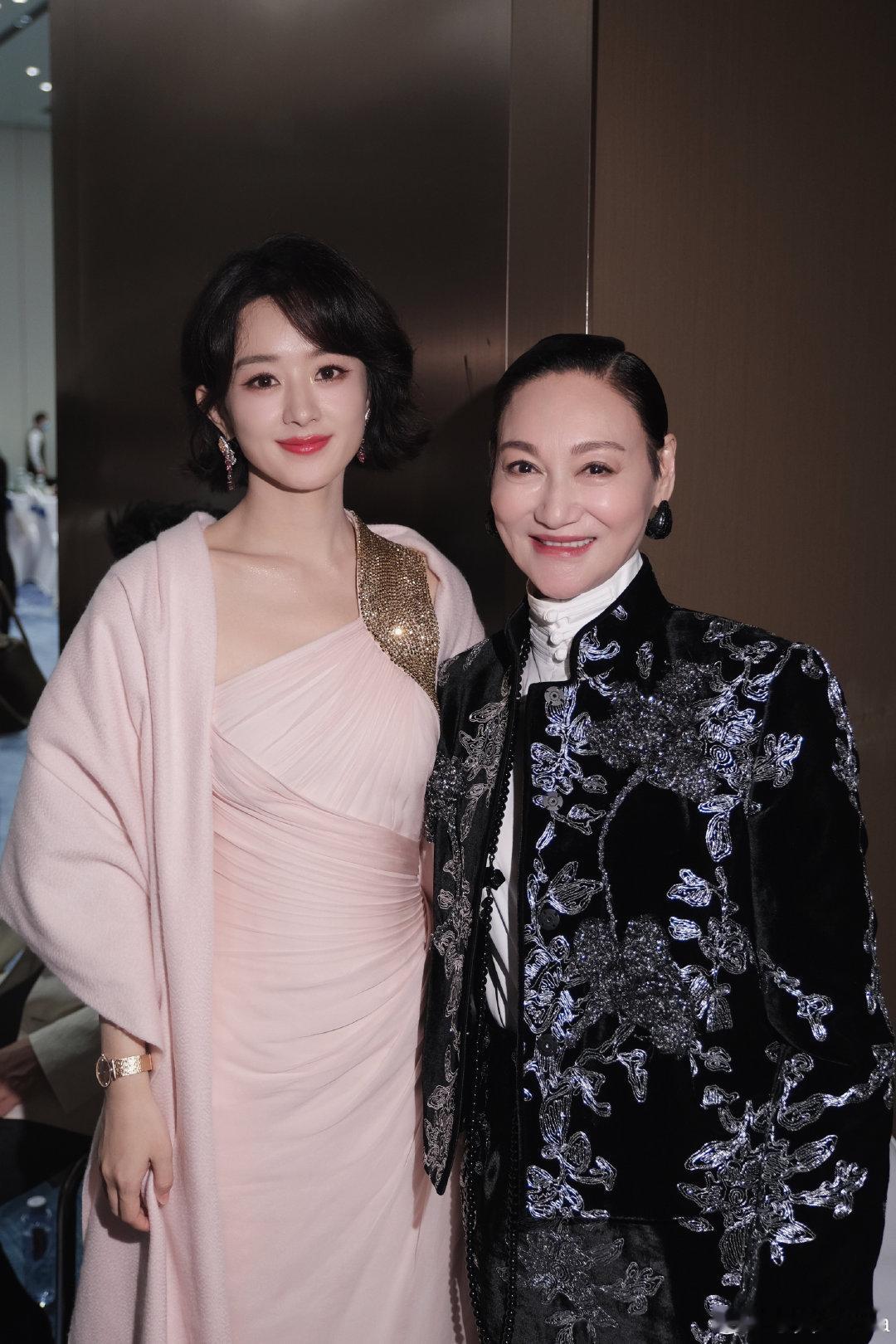 惠英红夸赵丽颖的演技好 说她做到了演员的一人千面 真的很期待两位实力派姐姐的合作