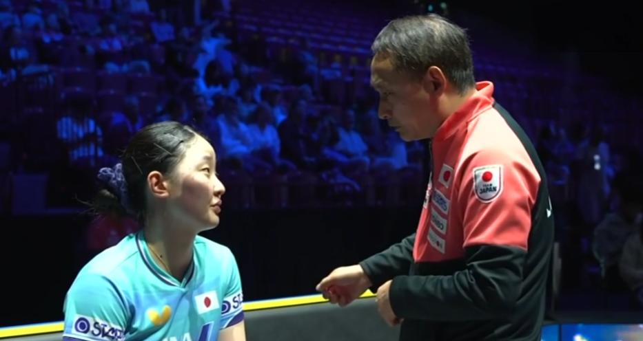 张本宇：横滨冠军赛不是赢了王艺迪吗？这次怎么说输就输了呢？
张本美和：上次比赛是