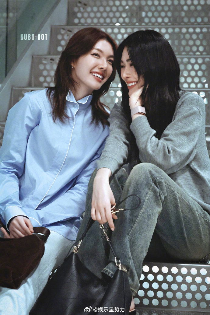 lingorm一起出发巴黎 邝玲玲和Orm今日现身机场，结伴出发巴黎时装周！两位