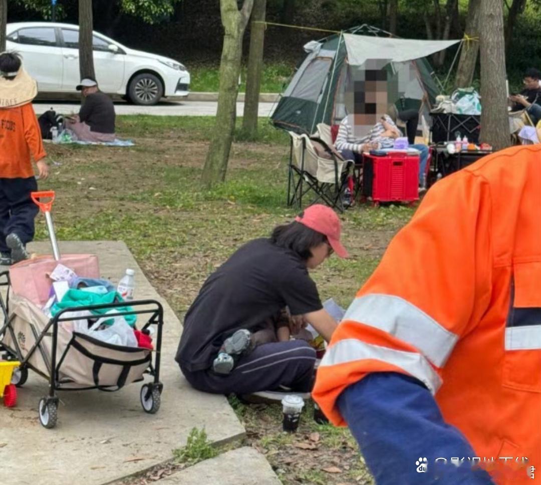 宋宁峰出轨风波后带娃首露面】有网友今天在江苏无锡某公园偶遇宋宁峰带着两个孩子玩，