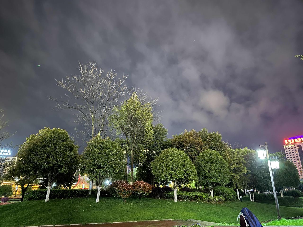 今天的天气真奇怪呀！
早晨我还没起床的时候，阳光从窗帘的缝隙里透过来，我心里一阵