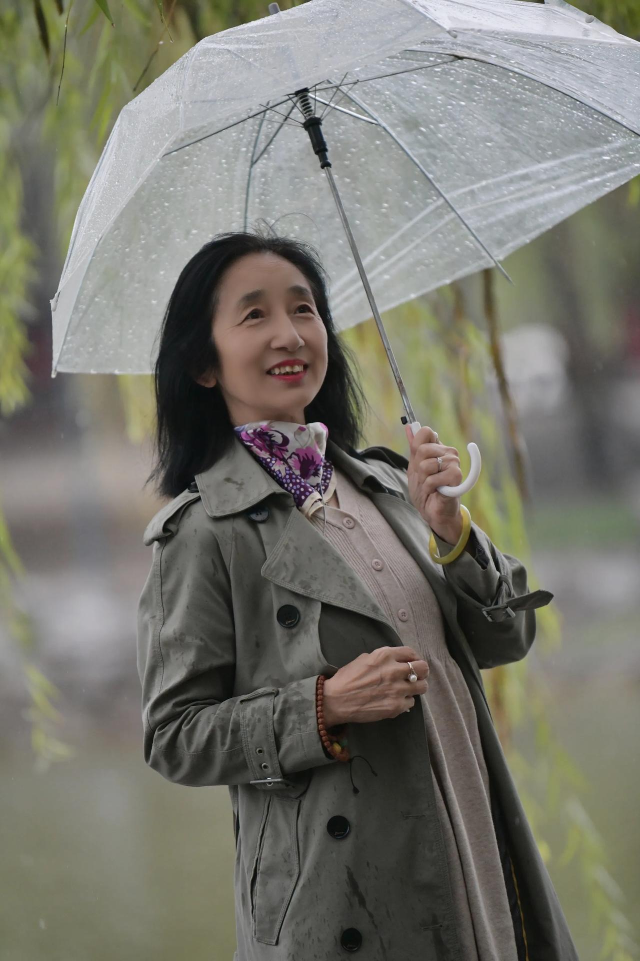 漫步在秋天的小雨中，呼吸着清新凉爽空气，使人感到非常开心和快乐！#昨日公园美拍#