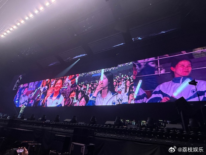 徐良演唱会时薪4000徐良演唱会送20部手机很少有歌手能在演唱会上做到这么大方，