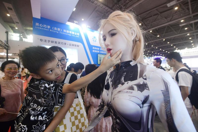 去杭州感受了一把机器人产业的硬实力，真的太震撼！在一家机器人企业展厅，看到了各种