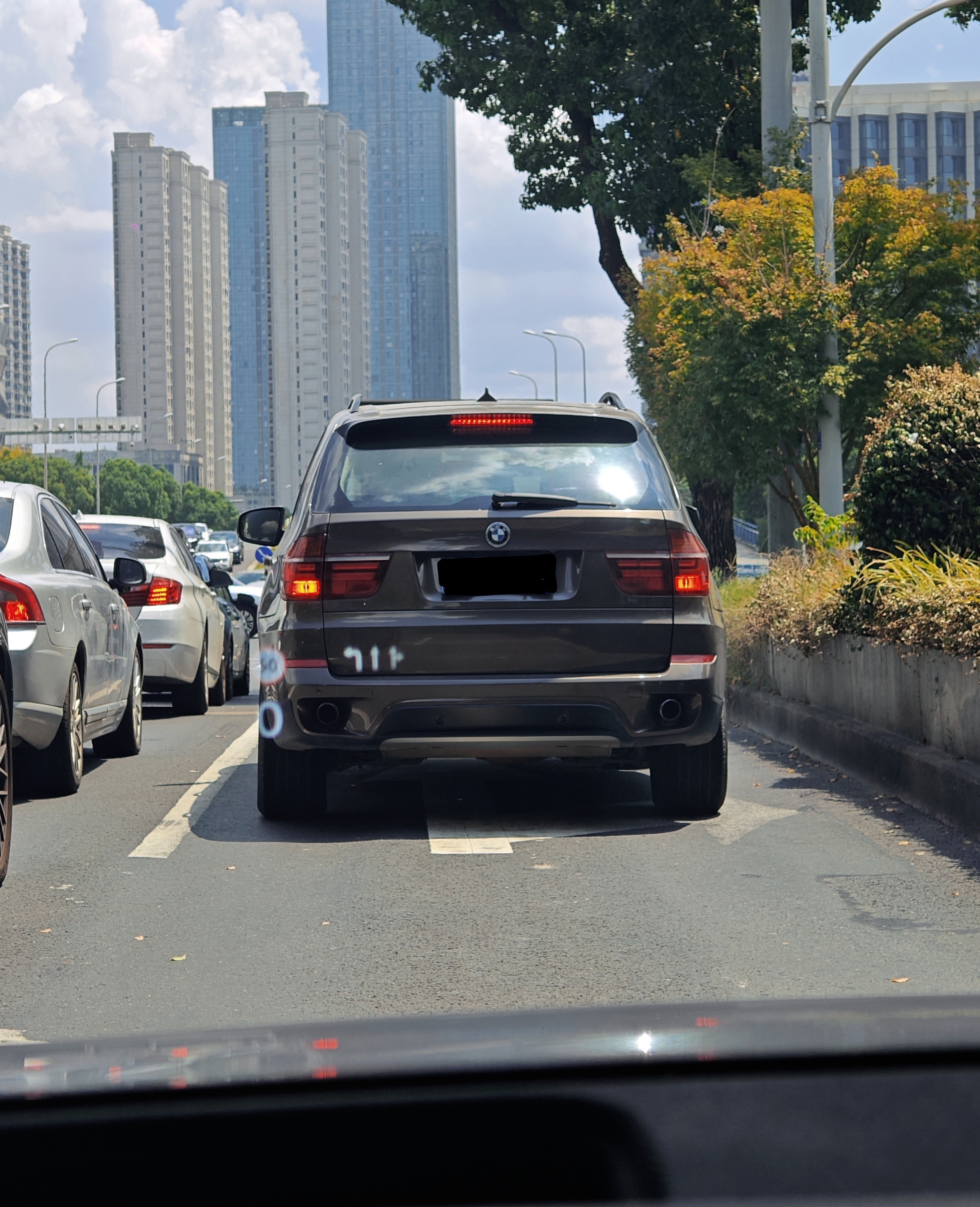 一部分车迷，为啥喜欢看老车？其实按照现在设计的眼光老车的设计，多少是有些奇怪之处
