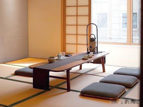 随手拍张照榻榻米茶室弥漫着线香的清雅，铁壶在风炉上发出松涛般的沸声。着素色和服的