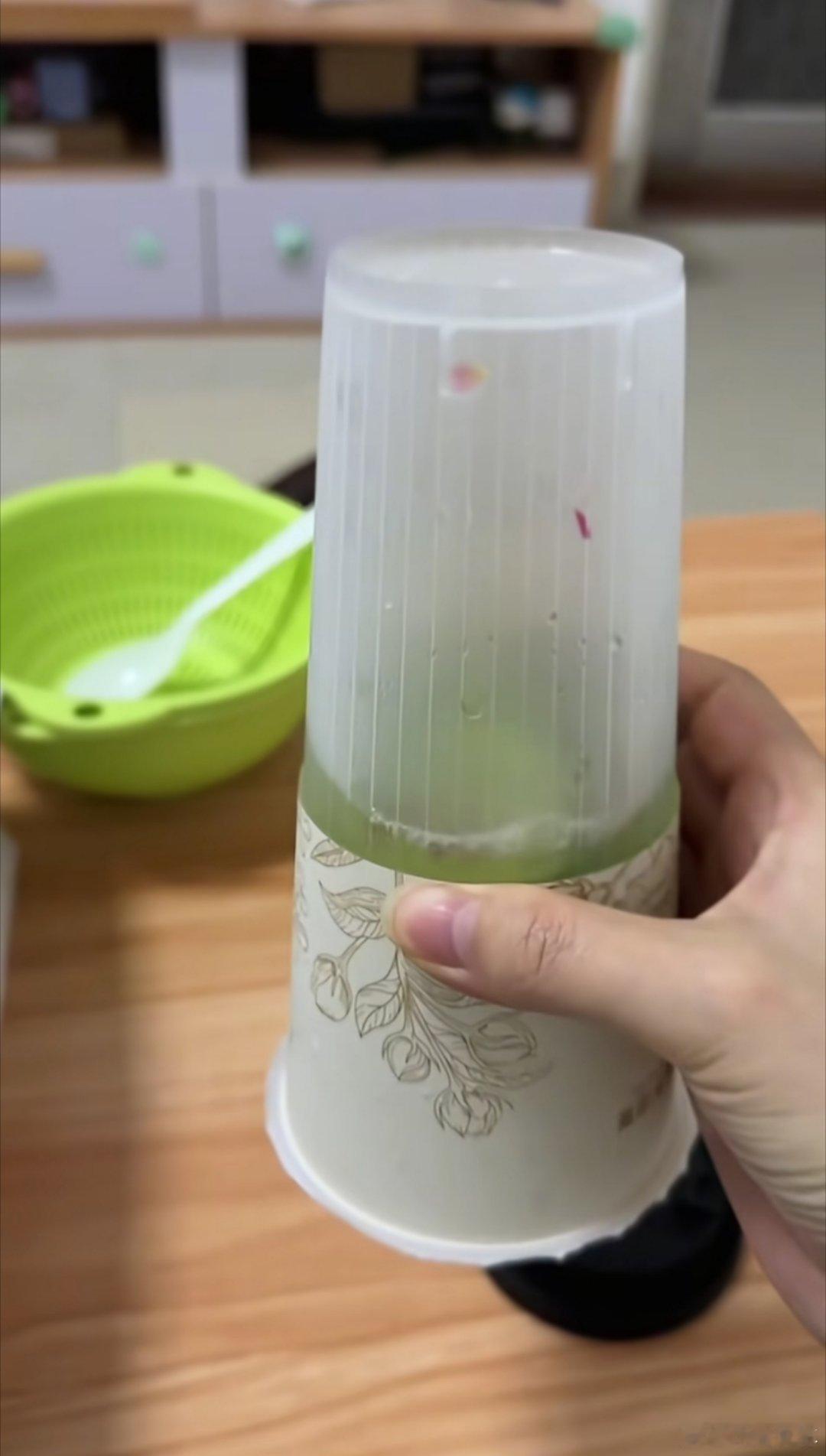 爷爷不泡茶17元奶茶未开封只有半杯17块钱也不便宜了吧，这是把消费者当傻子啊，我