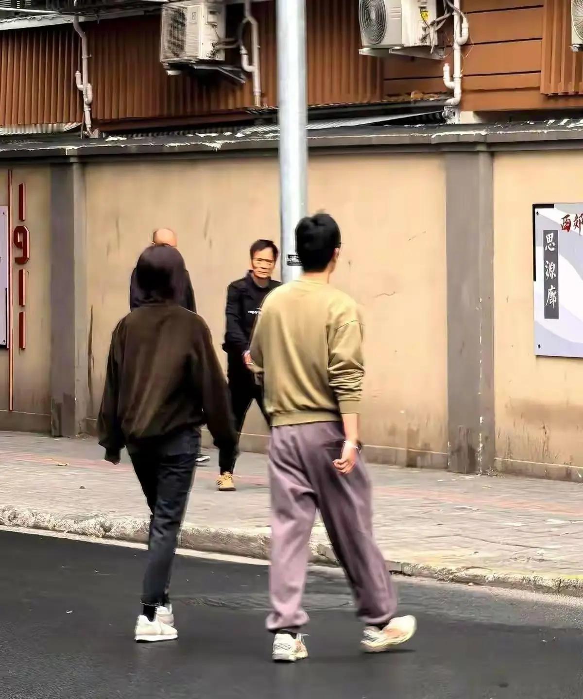 赵丽颖冯绍峰一起送儿子上学！ 