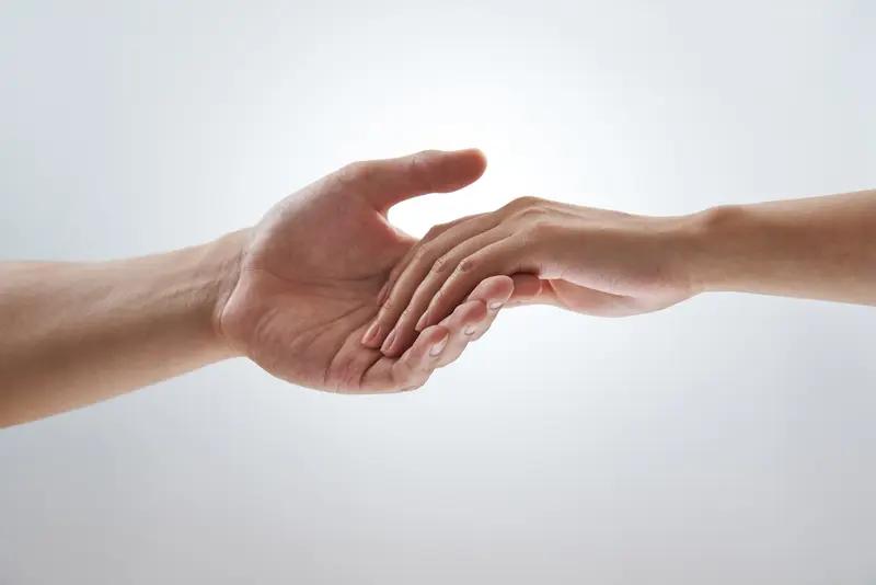 我还真遇到过值得一生信任的人，就是我的发小。我们从小一起长大，这么多年来经历了无