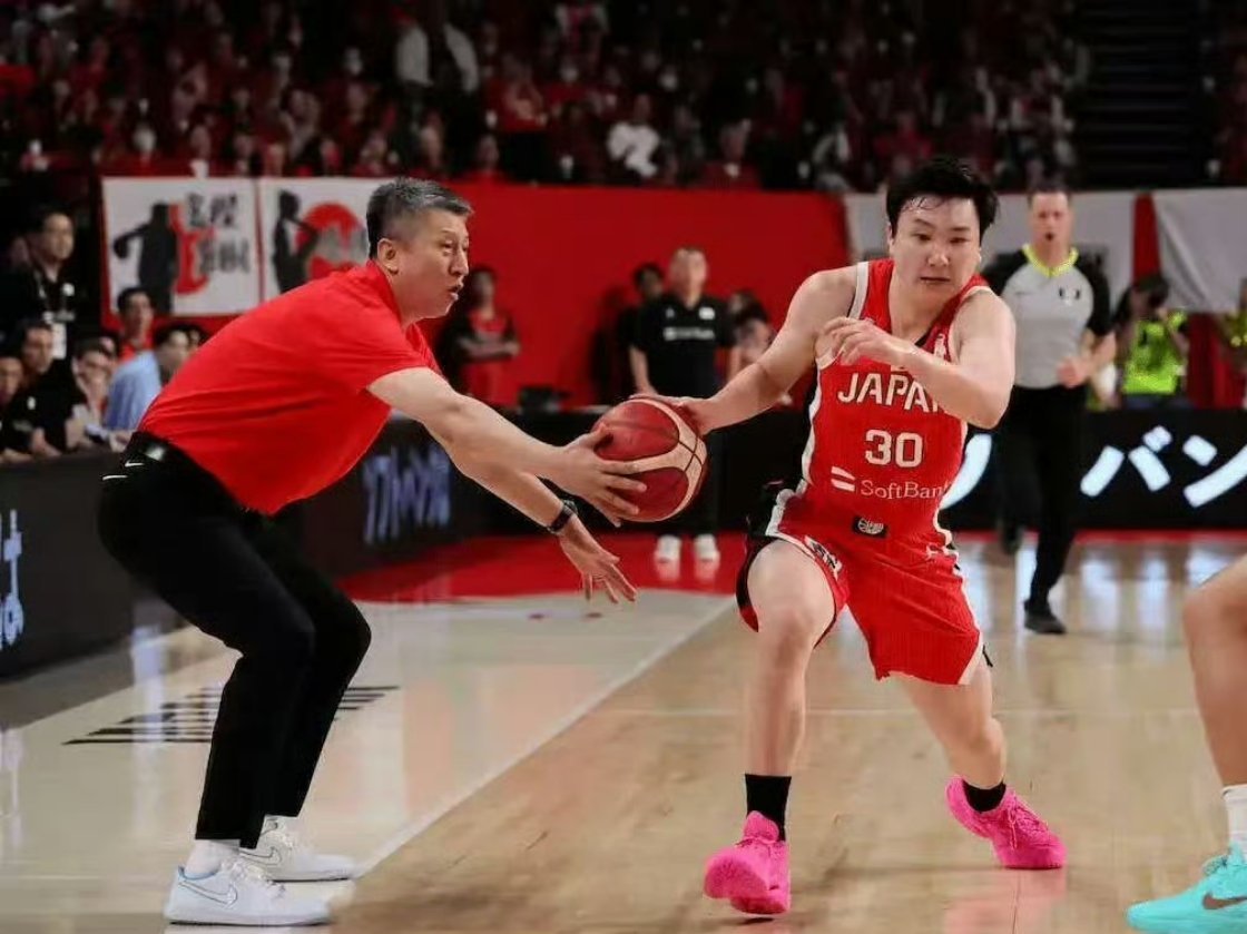 FIBA社媒称中国男篮偷走胜利早知道FIBA这么不待见我们，那应该让郭导多给他们