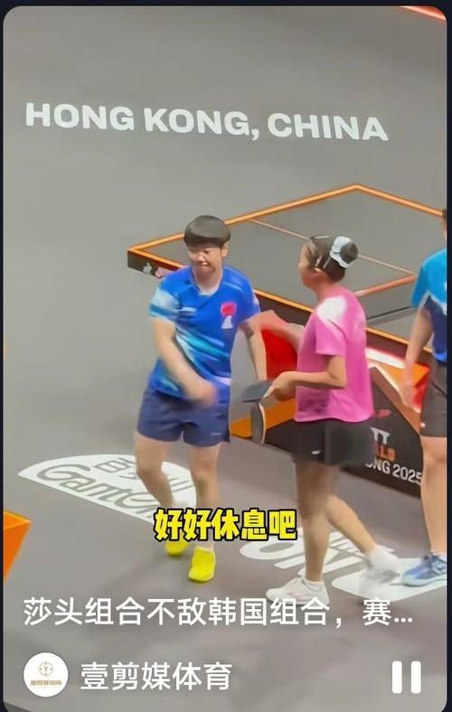 孙颖莎脚伤揪着好多人的心！镜头给到场边给女儿处理伤口的队医时，有谁看到看台上那个