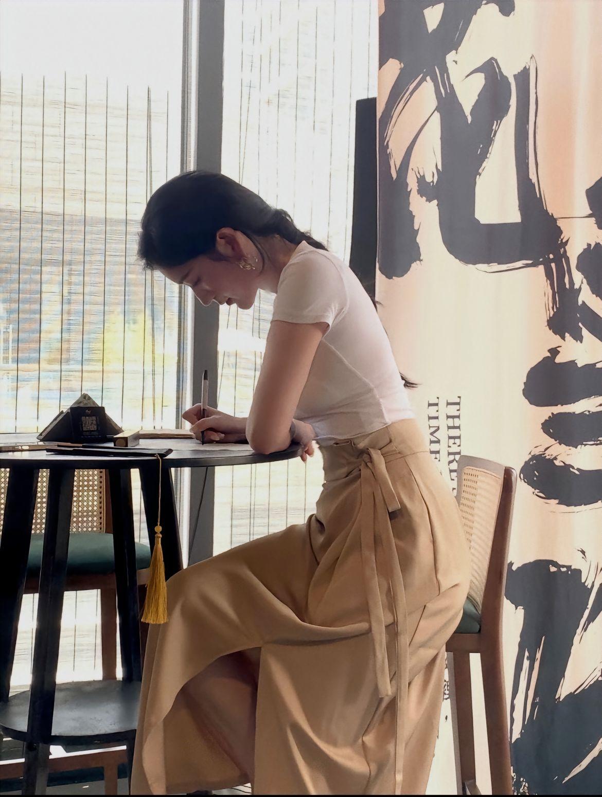 女孩子不需要浓妆艳抹，干干净净简简单单就很吸引人了