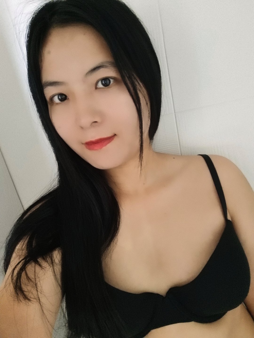 导演喊“随便走两步”，鹅蛋脸的镜头感直接拉满，随手拍的花絮都能被粉丝截成高清神图