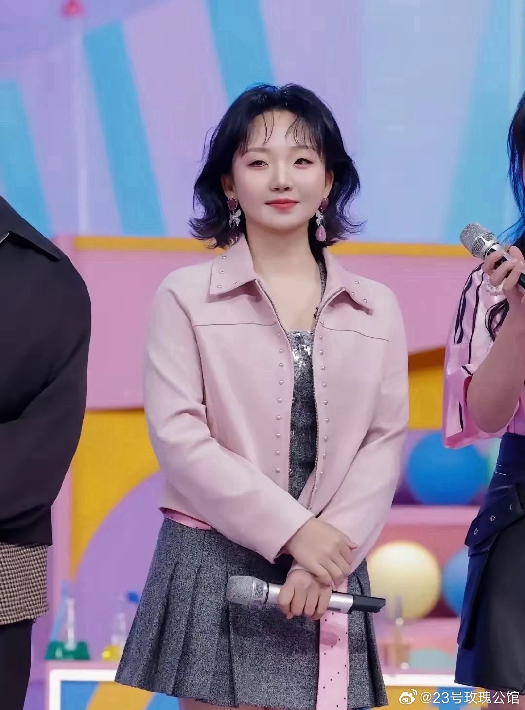 娱乐圈就没有胖女人，辣目洋子刚出道那会圆润润的，现在瘦了很多，打扮也精致许多。 