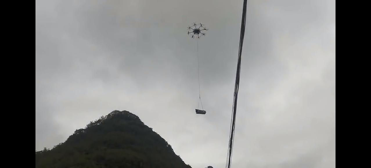 儿子大学毕业找不到工作，愁人！
昨天带他去参观无人机驾照培训。教练说从他这里报名
