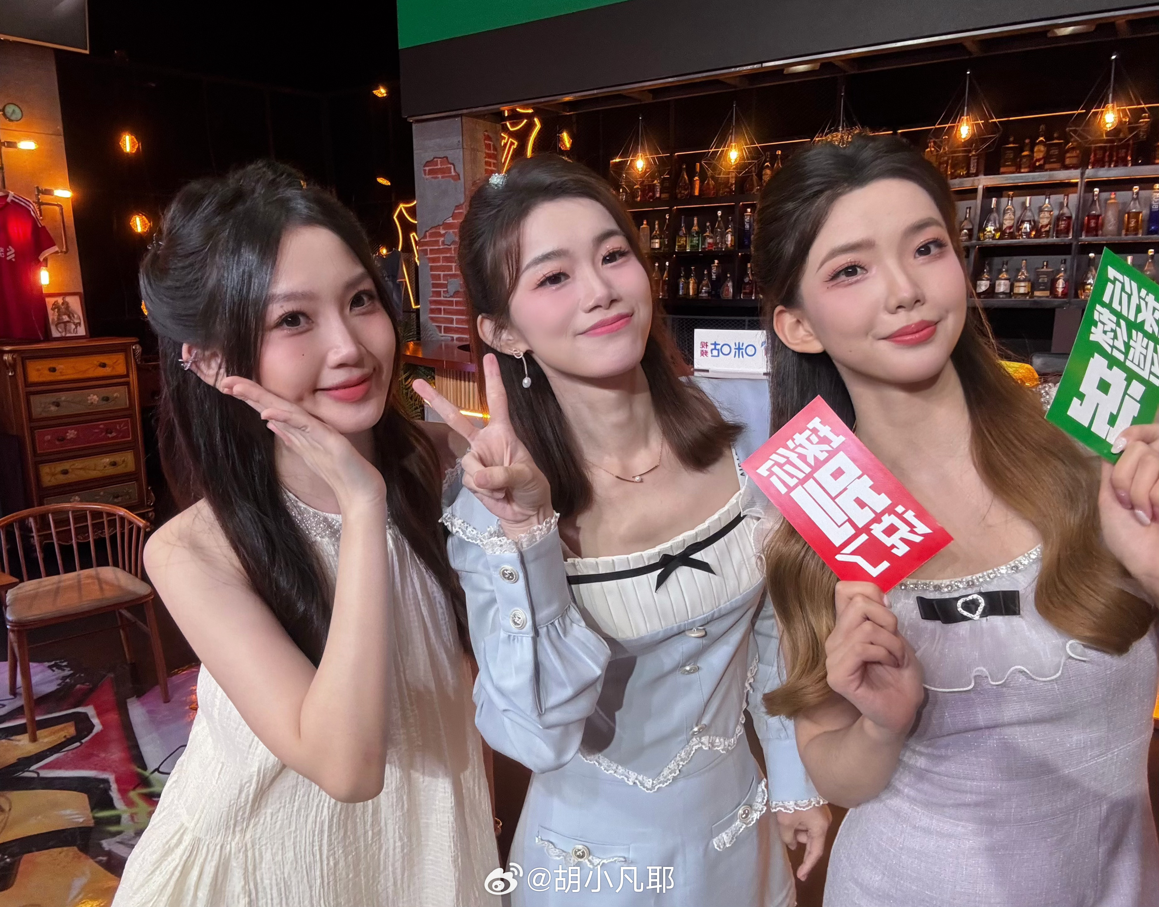 也是有姐妹送fafa接下班的幸福小女孩惹[爱慕]在首都机场被困4h的苦就暂时忘记