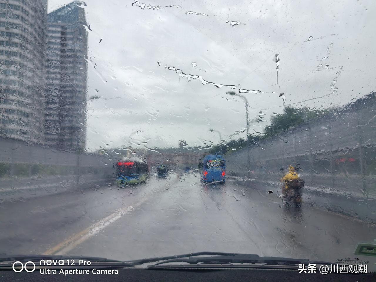 降雨纾缓暑热！绵阳多地迎来雷阵雨
 
7月26日傍晚，绵阳出现大范围雷阵雨，中到