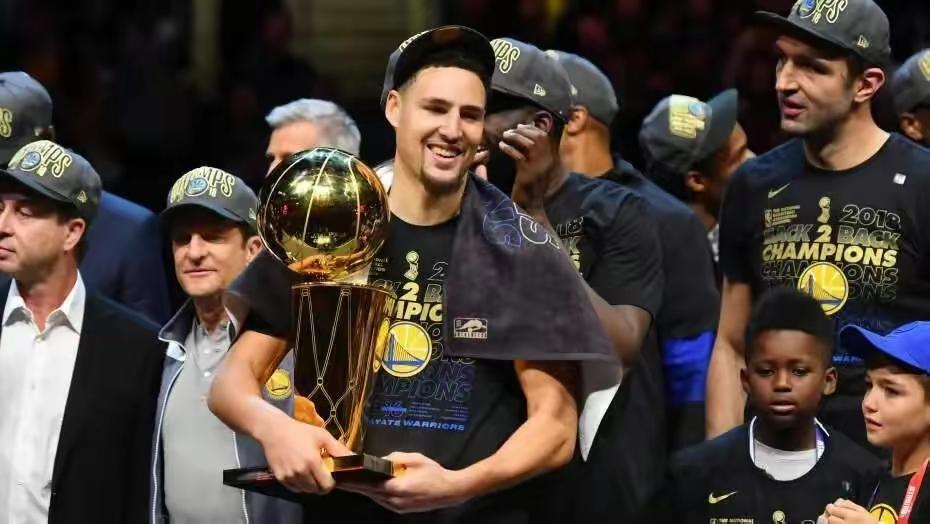 勇士队以前的比赛风格是，顺境看库里，逆境看汤神。
勇士队现在的风格是，顺境看库里