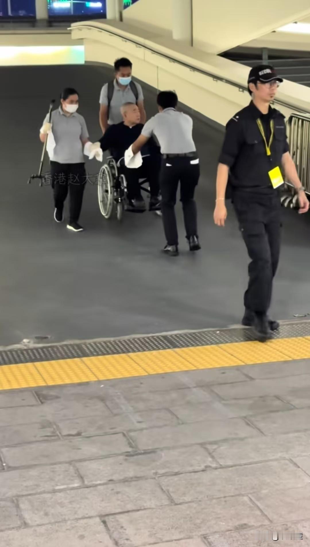 刘銮雄再次前往红馆，观看谭咏麟演唱会。第一场的时候一家人都去，这次只看到刘銮雄坐