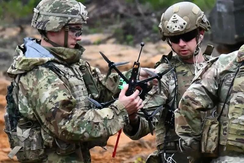 美军将采购超30万架自杀式无人机 美军将采购超30万架自杀式无人机近日，美国国防