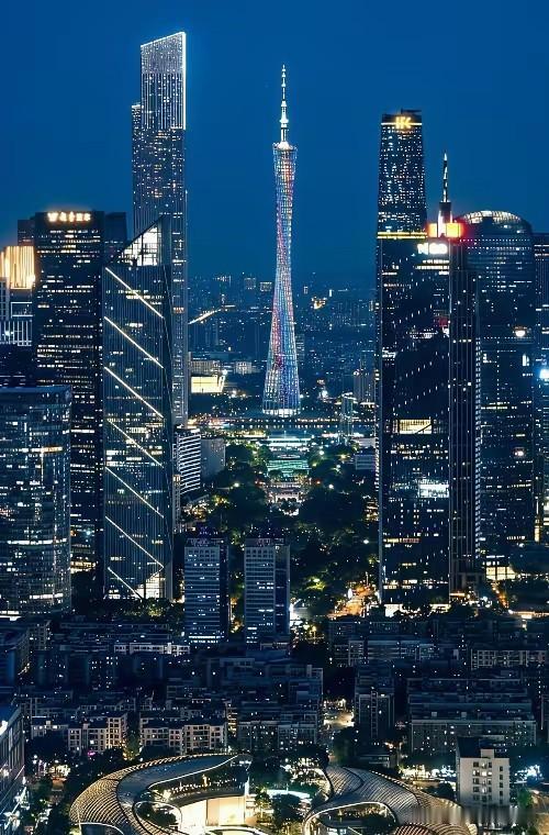 广州和上海的差距，说到底是两条河和一片平原的“先天缘分”。
 
先看珠江和长江这