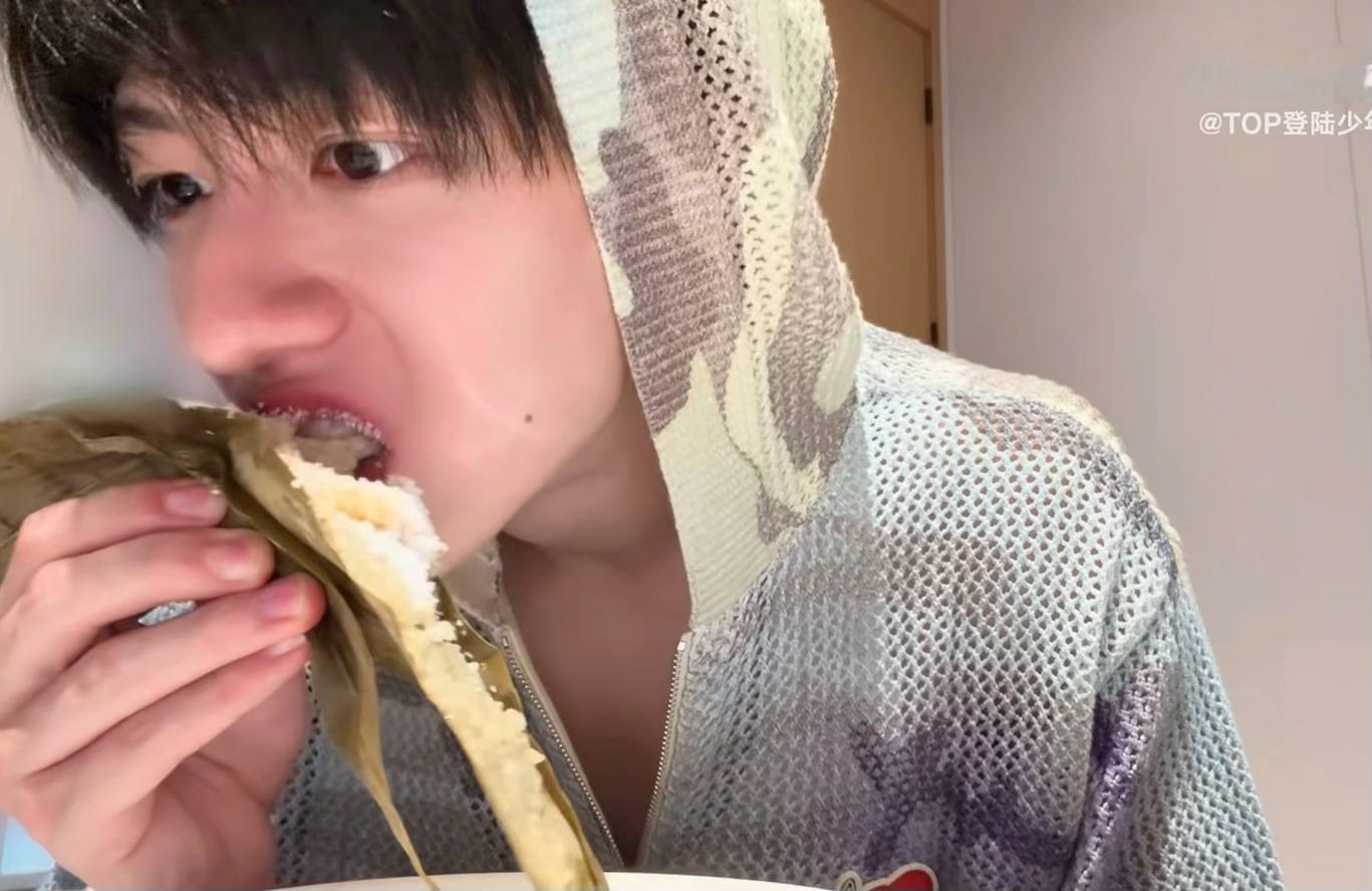 他眼睛好大啊他睫毛好长朱志鑫他好可爱啊啊啊啊 朱志鑫吃粽子放了一大勺白糖 朱志鑫