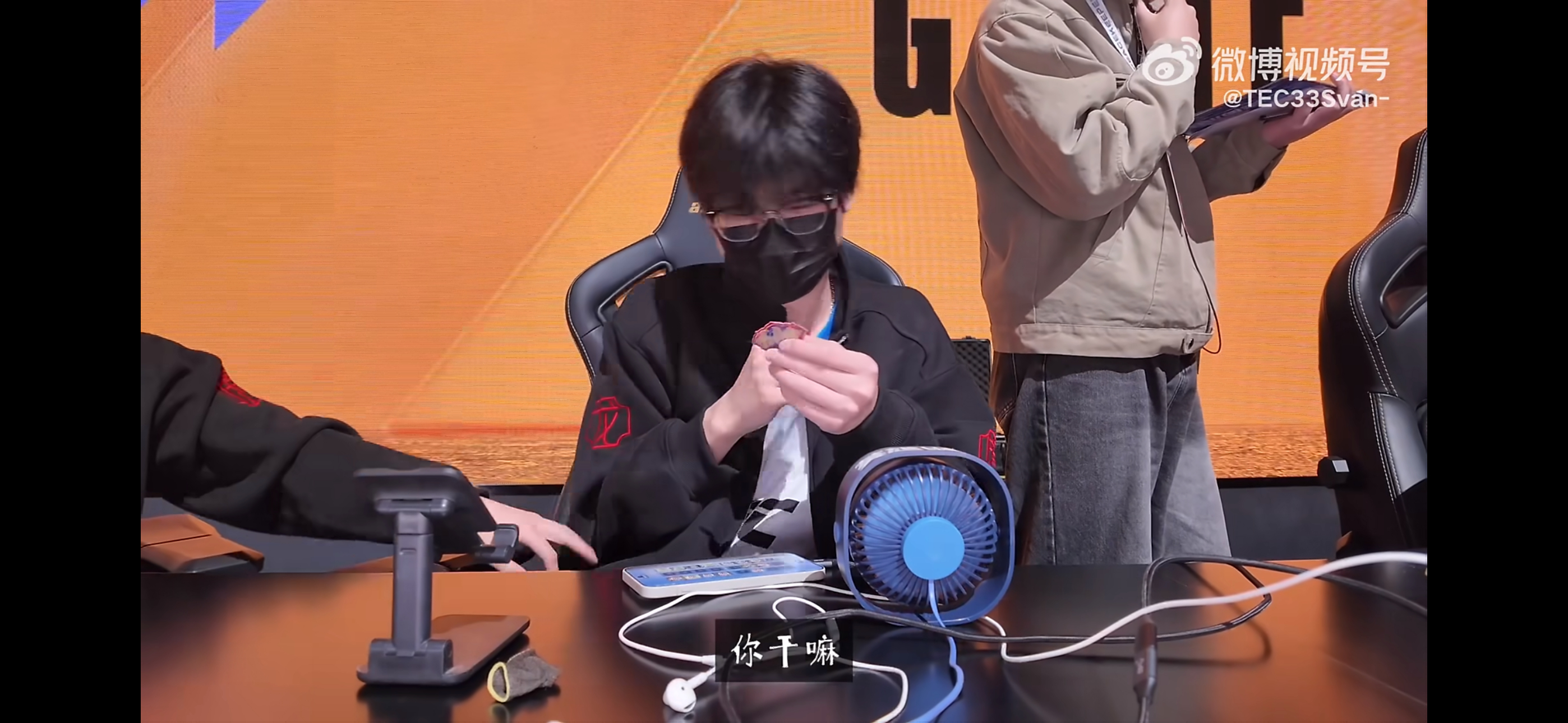 33赛场惊喜放送快看呀，这里有两个xxs在打闹和平精英职业联赛