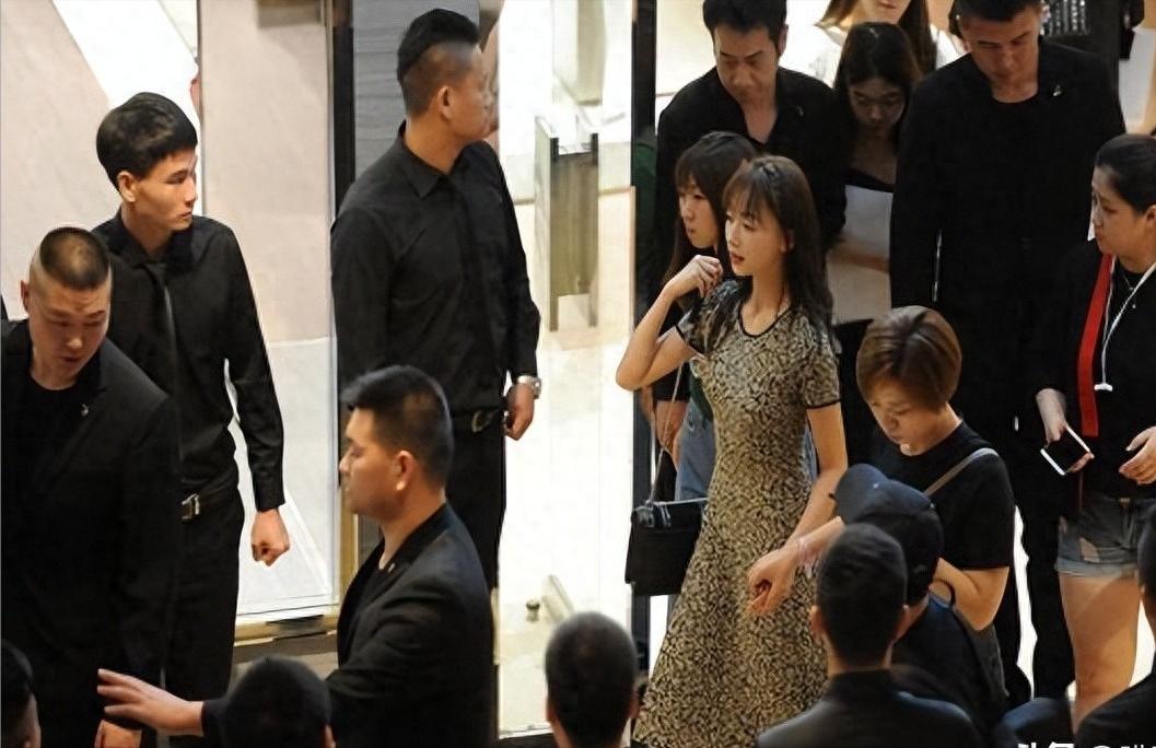顶风作案！公然“玩弄”央视，出门带6个助理30个保镖，网友调侃保镖比粉丝还多，如