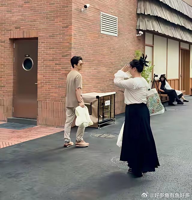 李健隐居阿那亚多年，街头偶遇孟小蓓，这才是爱情最舒服的模样