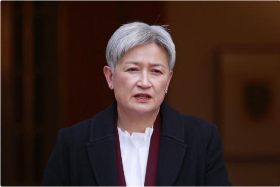 澳大利亚最近又把望远镜架到了中国身上，7月21日，外长黄英贤在马尼拉接受采访时宣