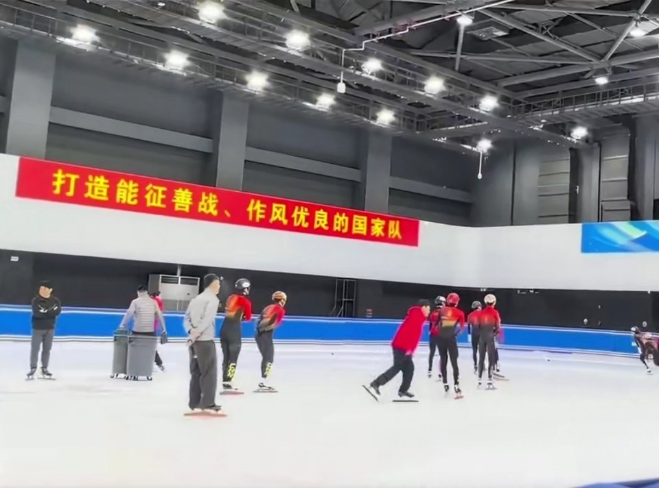 中国短道冬奥面临重重挑战中国短道速滑队以满额席位出征米兰冬奥会，但欧美强敌环伺、