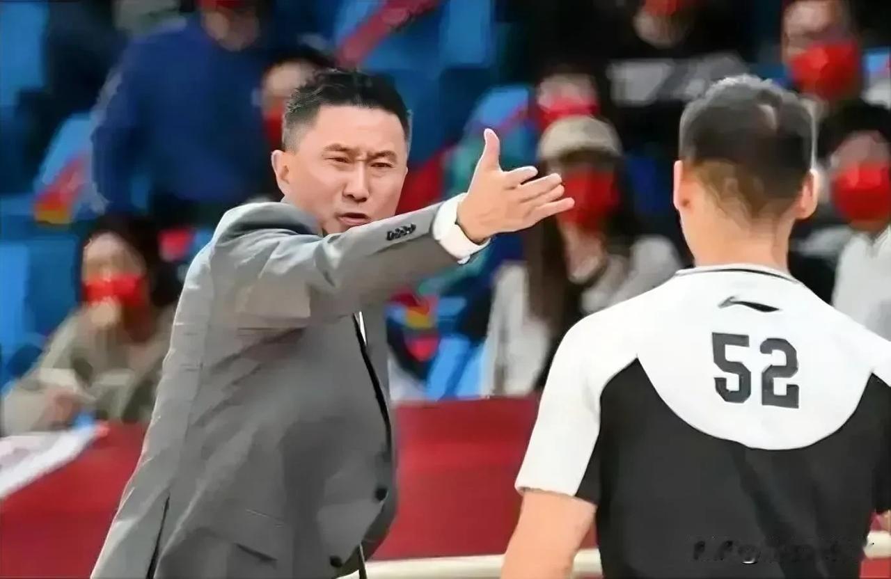 缺谁谁尴尬！杜峰缺席，广东队在助理教练王怀玉带领下，战胜西班牙明星队，小将王洪泽