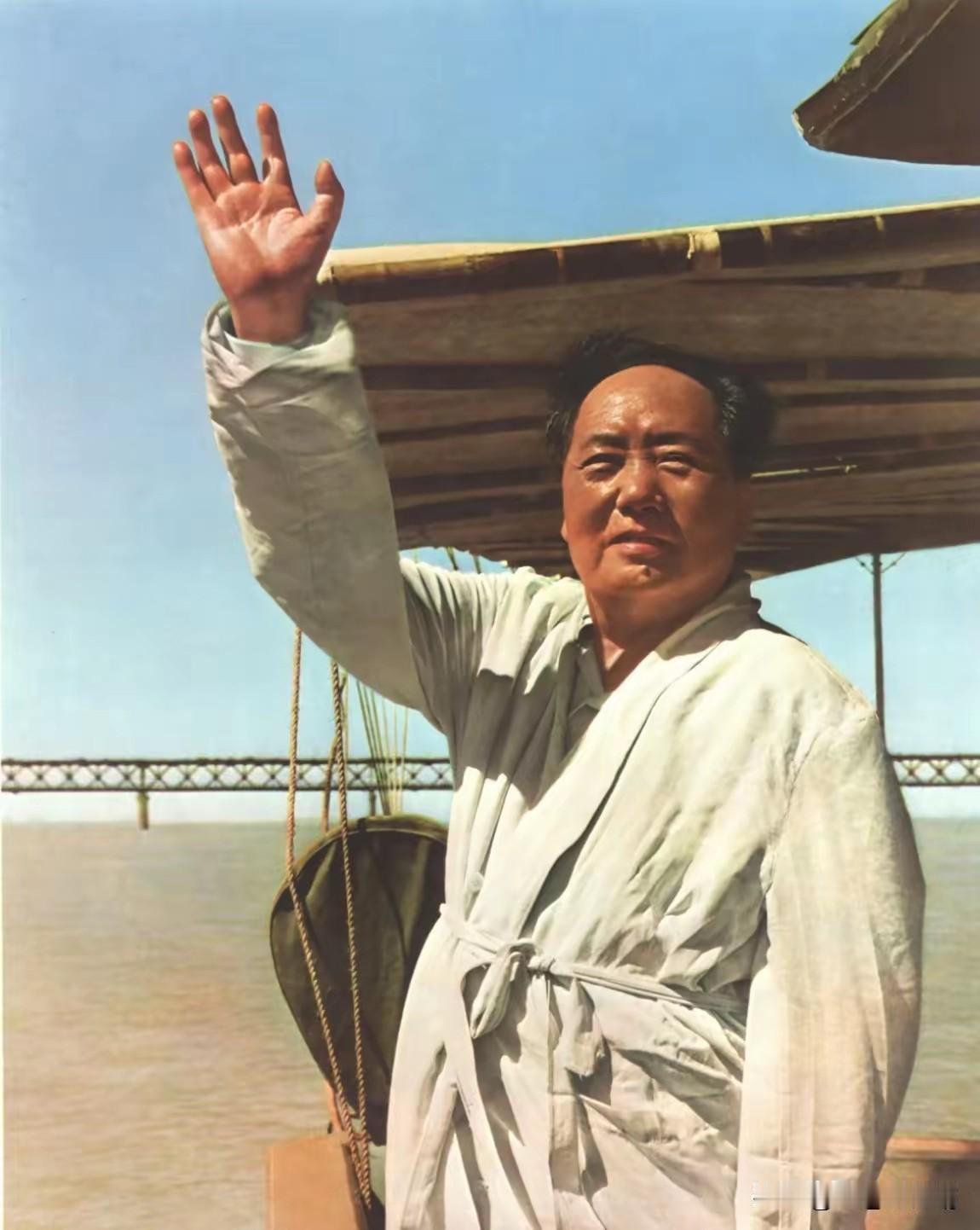 喜欢游泳的毛主席一直重视发展体育运动，增强人民体质，并号召青少年不要做温室里的花