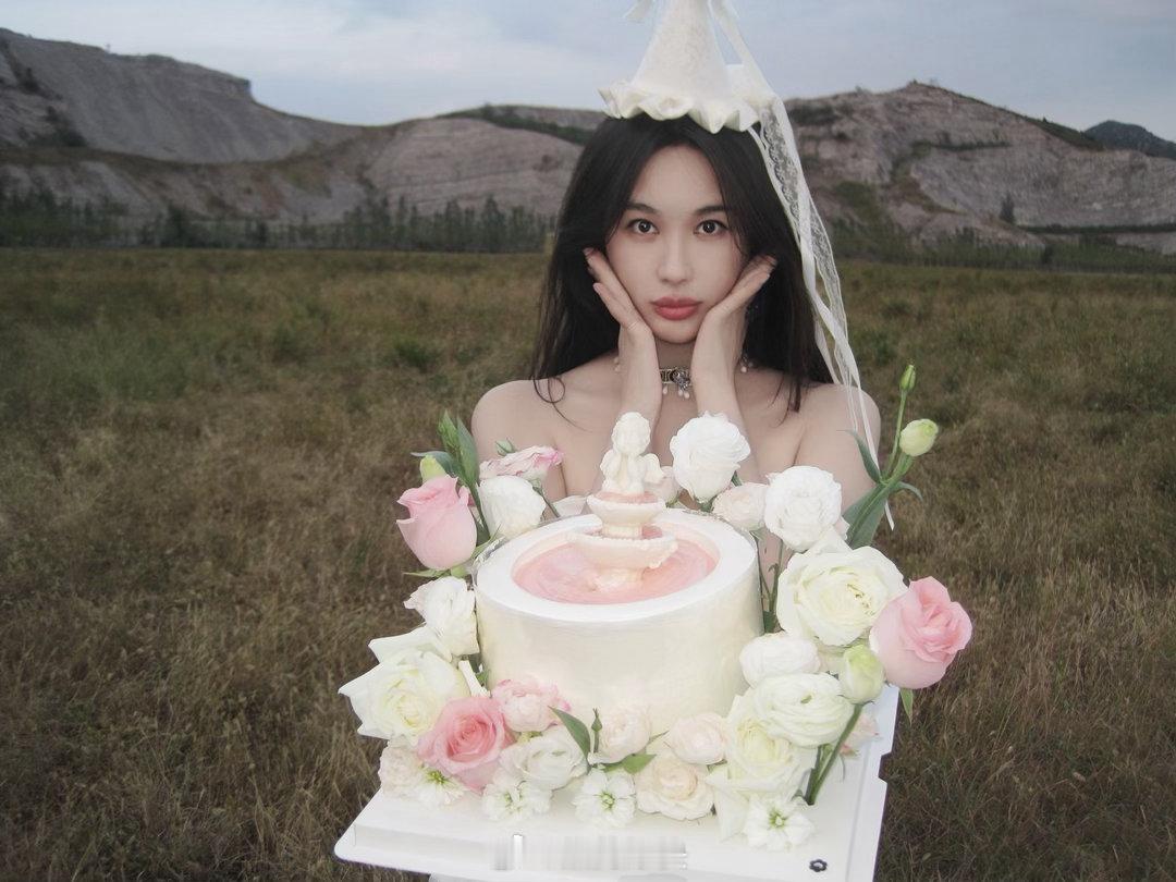 李菲儿直播 谁懂啊，李菲儿这组旷野写真真的美到我了。白裙配自然光，松弛感拉满，随