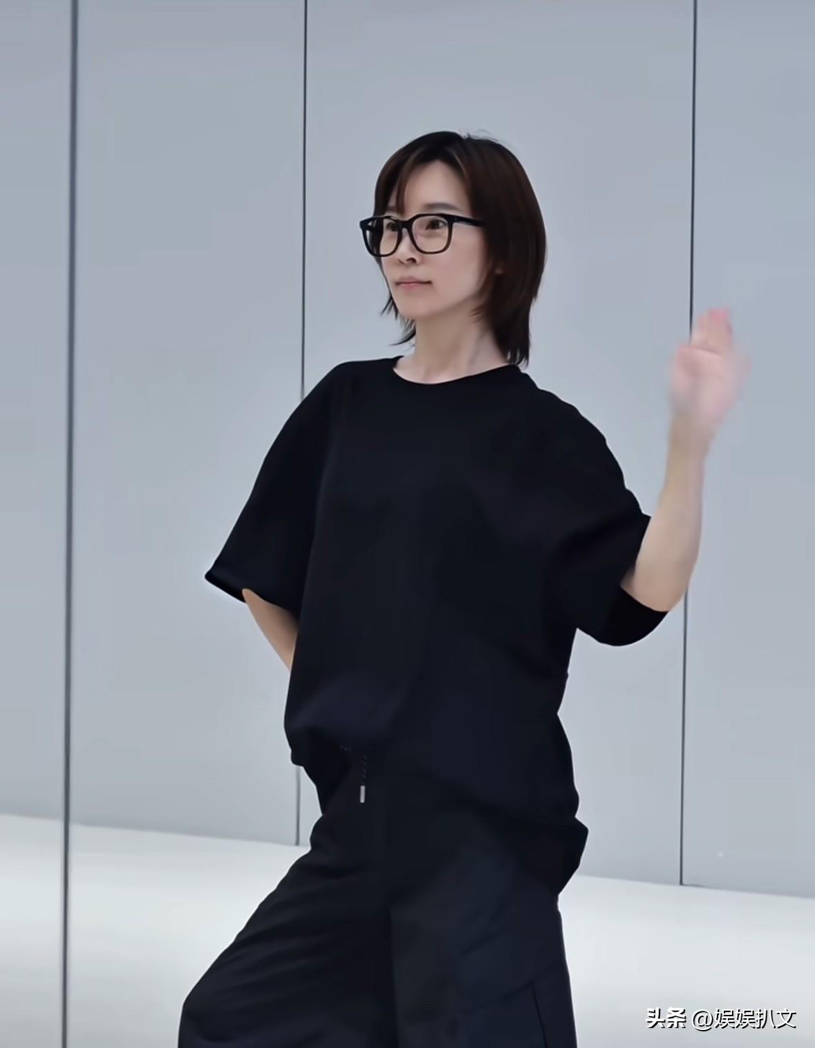 谢楠参加《乘风破浪的姐姐7》，舞蹈室练舞，身体不灵活，自称“楠”，网友评论，远不