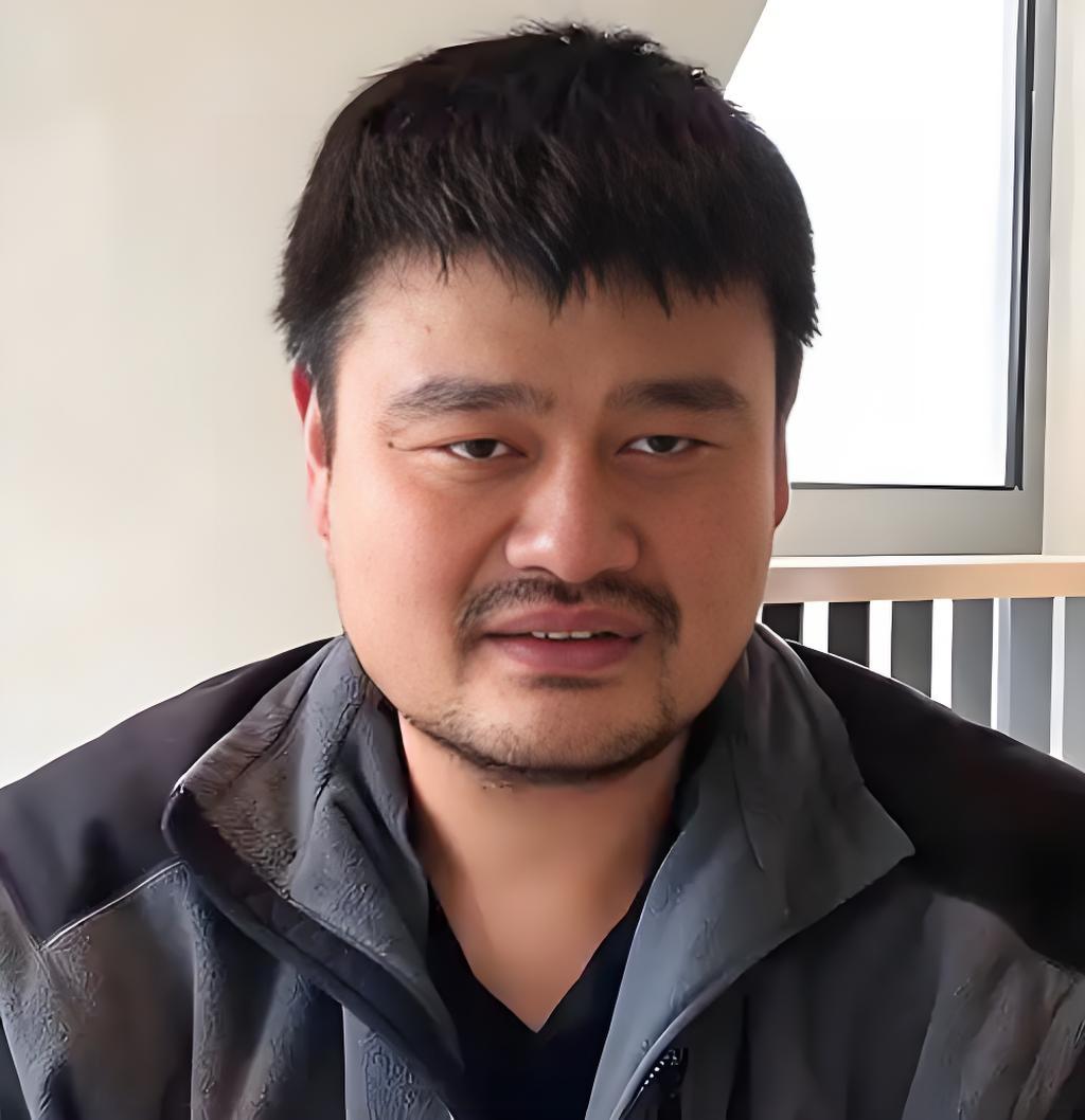 我们其实欠这个人一个道歉。自从新的篮协主席上台，宫鲁鸣，李梦等赛场内外的风波，我