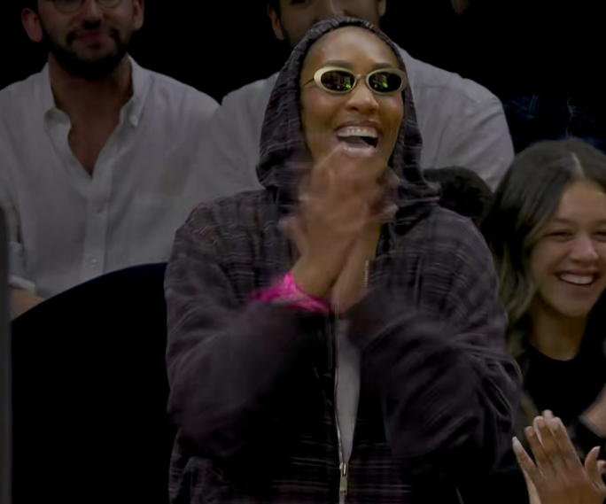 三节打完，阿德巴约拿到62分，超越韦德刷新队史，场下的女朋友比他还兴奋。本赛季第