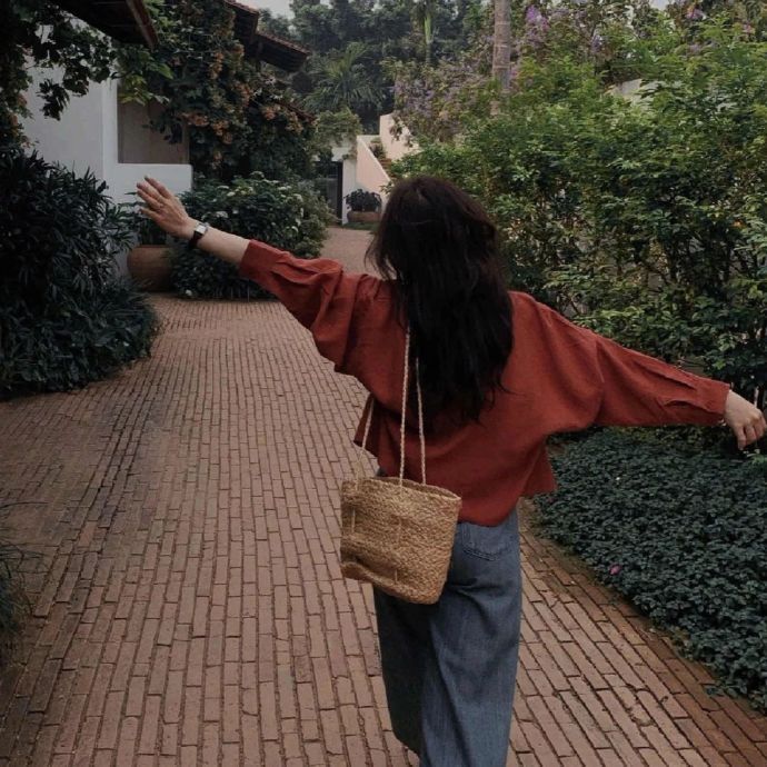 🌷“不把男人当靠山，不把婚姻当终点，以自己的感受为中心，不回头，不期盼，自由在