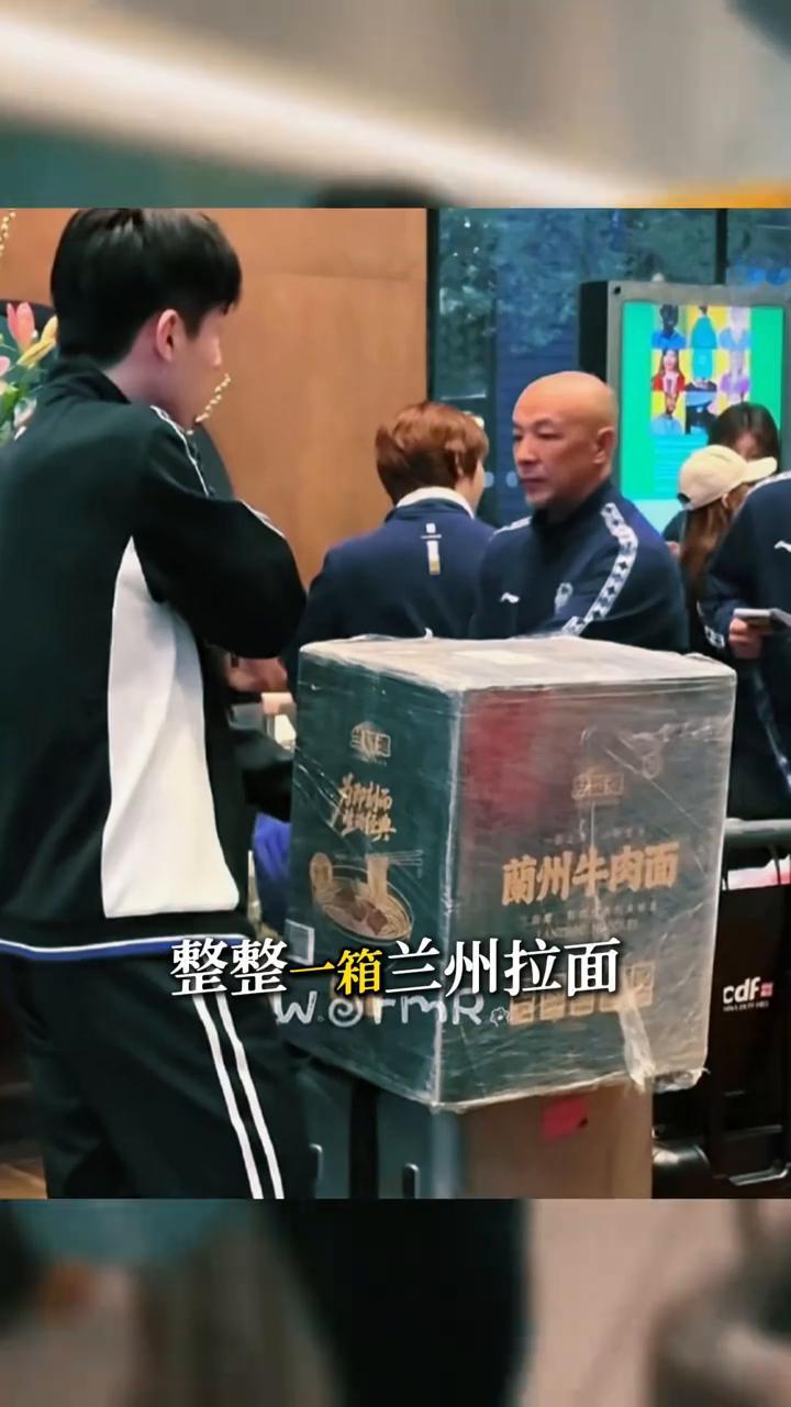 孙颖莎累成什么样了？飞了十一个小时到伦敦，落地那一刻她坐在行李箱上，脑袋一点一点