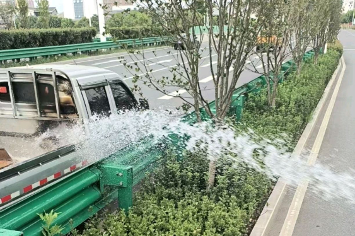 #洒水车秒变消防车5分钟扑灭火情#【干得漂亮！洒水车秒变“消防车” ，5分钟扑灭